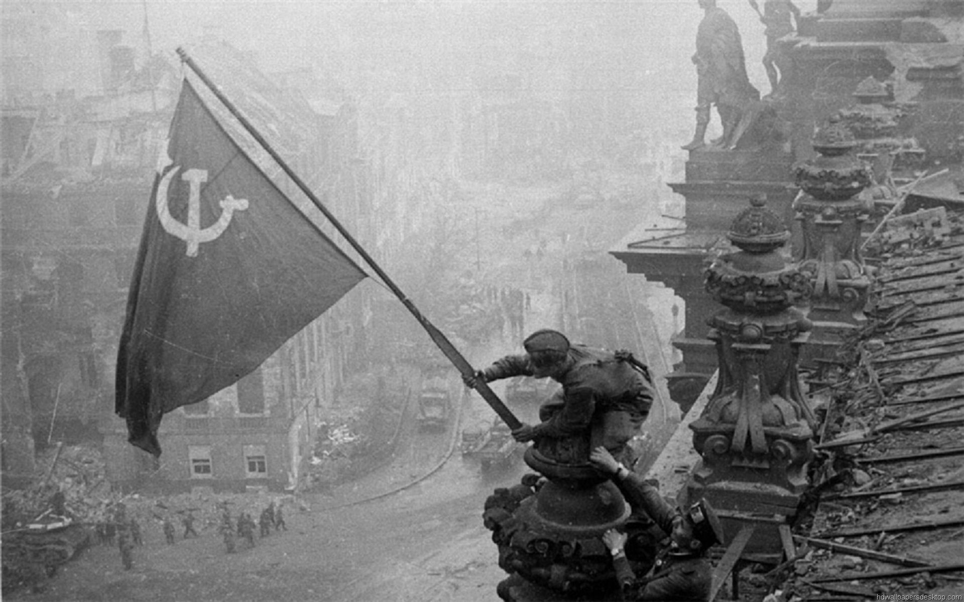 Bandera soviética en Berlín - Yevgeni Khaldei - 1945