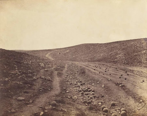 El valle de la sombra de la muerte” (Roger Fenton, Valle de Crimea, 1855)