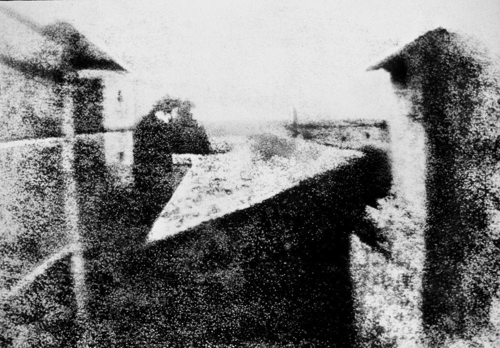 Primera fotografía permanente denominada Vista desde la ventana en Le Gras, de Niepce, 1826.