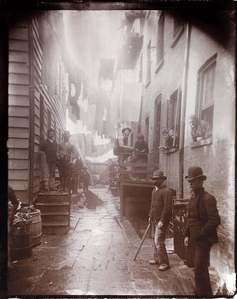 Guarida de bandidos, 59½ de la calle Mulberry” (Jacob Riis, Estados Unidos, circa 1888)