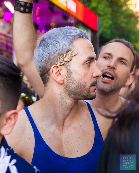 Retrato masculino en la marcha del orgullo LGBTyQ