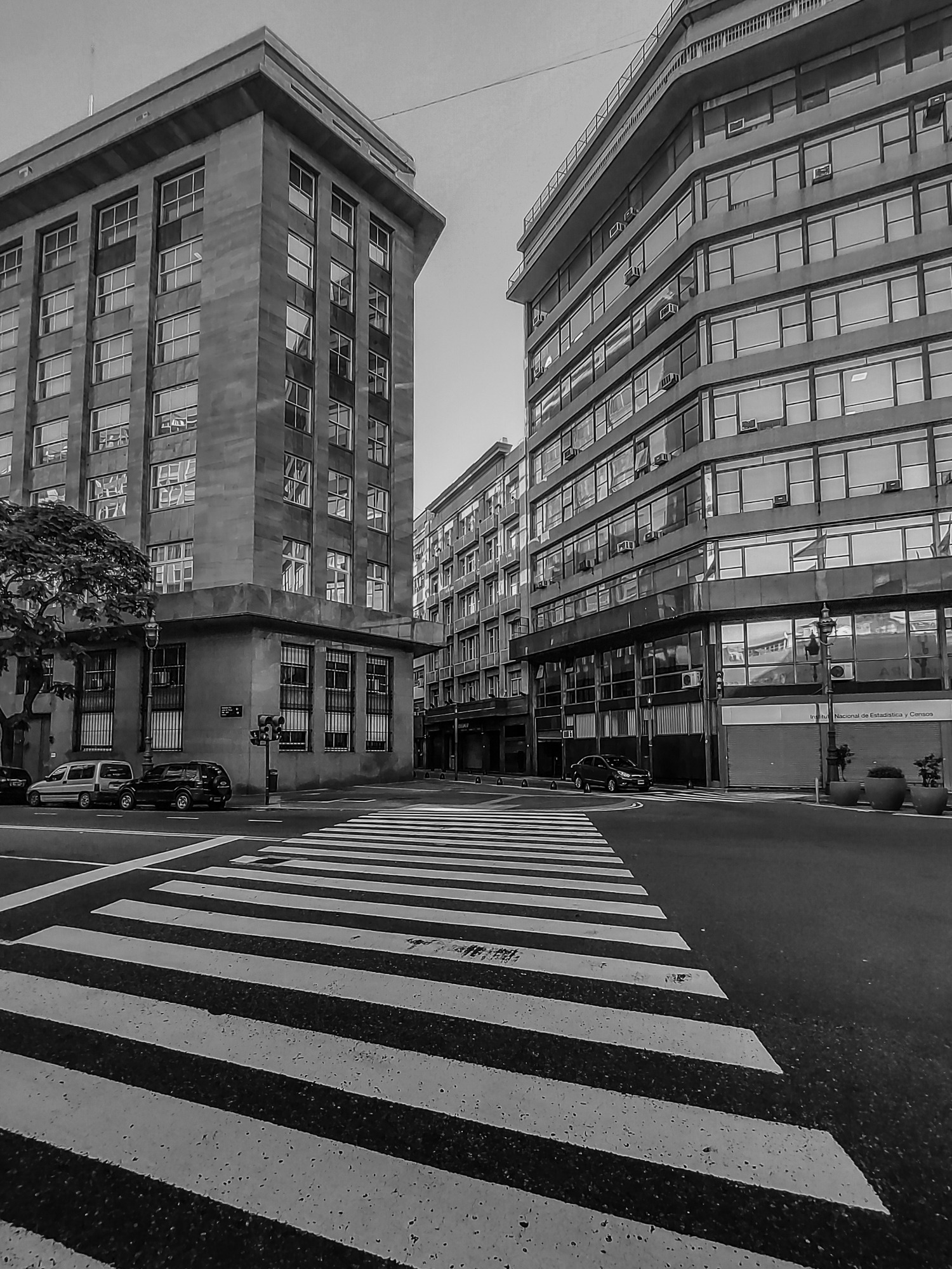 Paisaje urbano en blanco y negro en la Ciudad de Buenos Aires