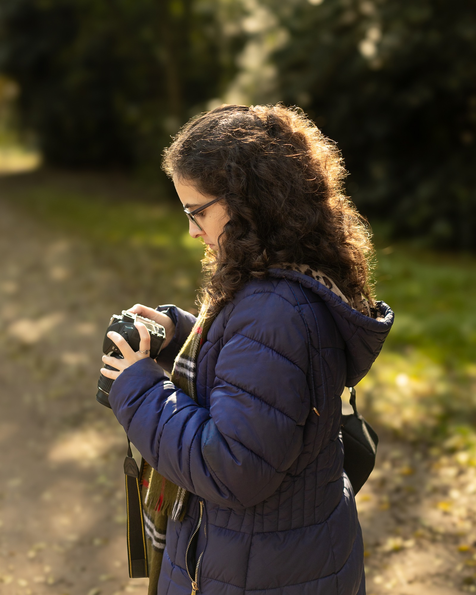 Persona utilizando una cámara fotográfica